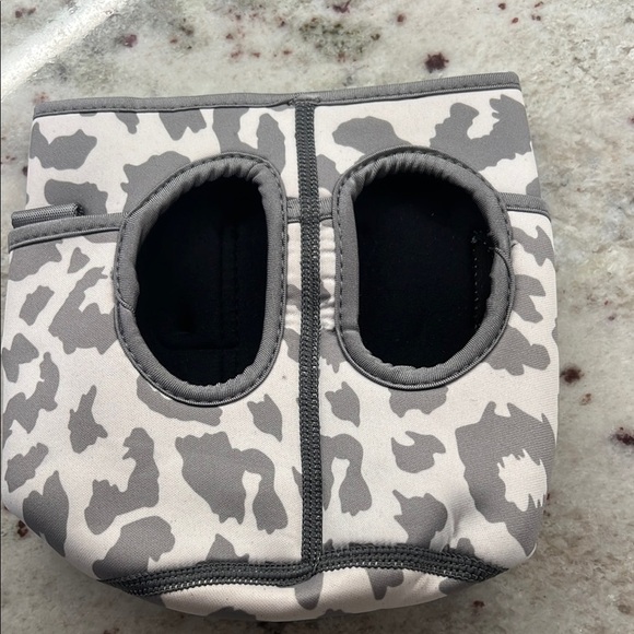 HydroJug Sleeve with Black and White Pattern - Picture 6 of 8